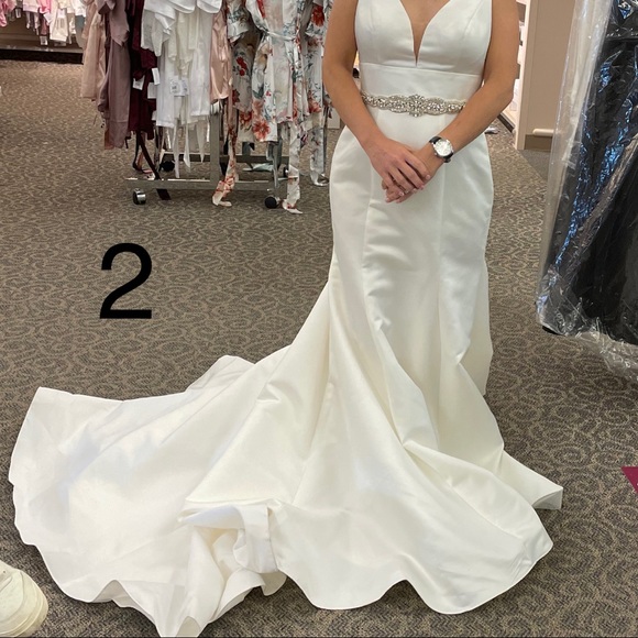 New with tags, size 6 wedding gown. - Picture 1 of 2